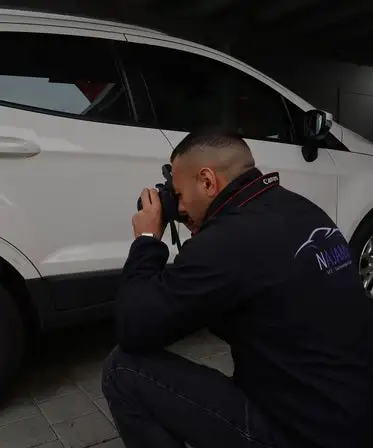 Najami Kfz-Gutachter bei der Fahrzeugbegutachtung